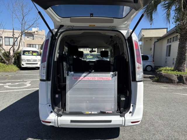 NISSAN SERENA  WG 2013