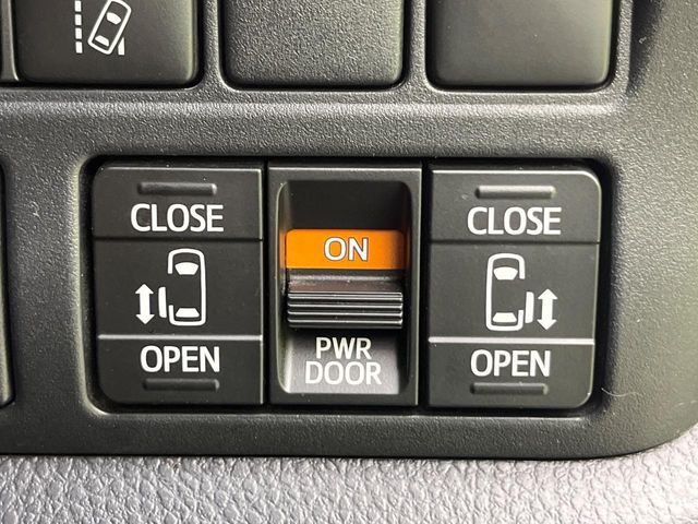 TOYOTA VOXY HYBRID 2018