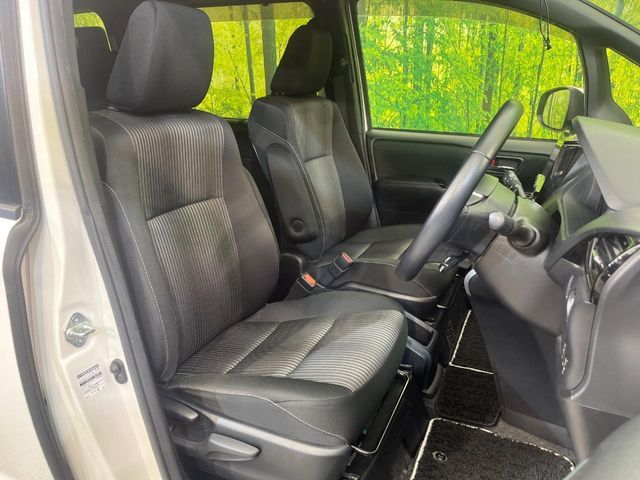 TOYOTA VOXY HYBRID 2018