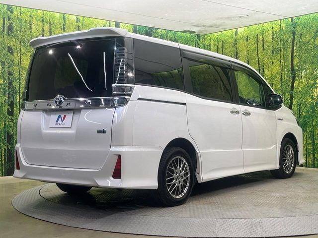 TOYOTA VOXY HYBRID 2018