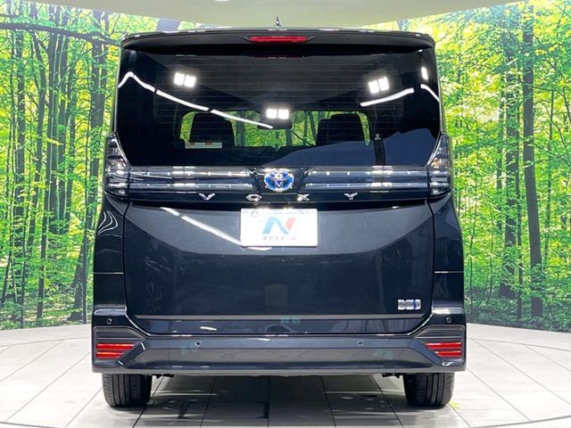 TOYOTA VOXY HYBRID 2023