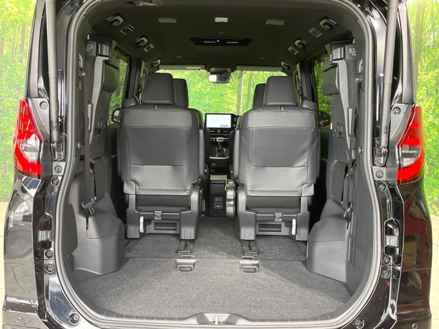 TOYOTA NOAH HYBRID 2024