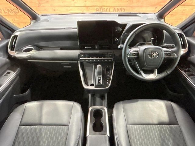 TOYOTA NOAH HYBRID 2023