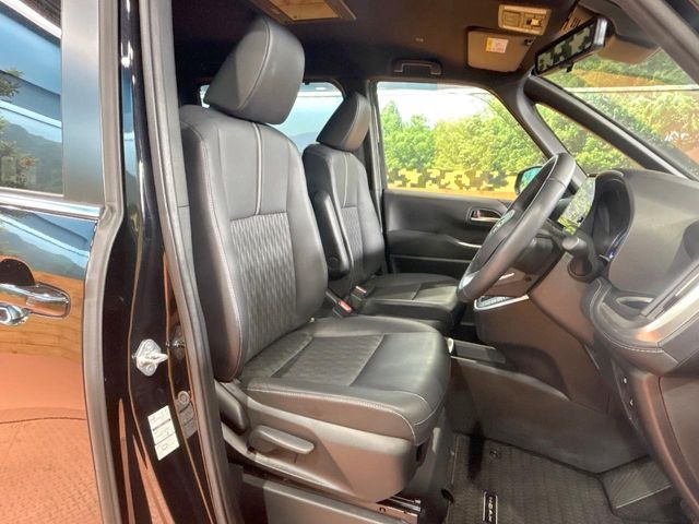 TOYOTA NOAH HYBRID 2023