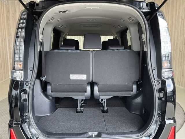 TOYOTA VOXY HYBRID 2016