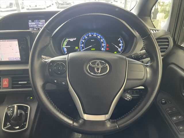 TOYOTA VOXY HYBRID 2016