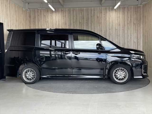 TOYOTA VOXY HYBRID 2016