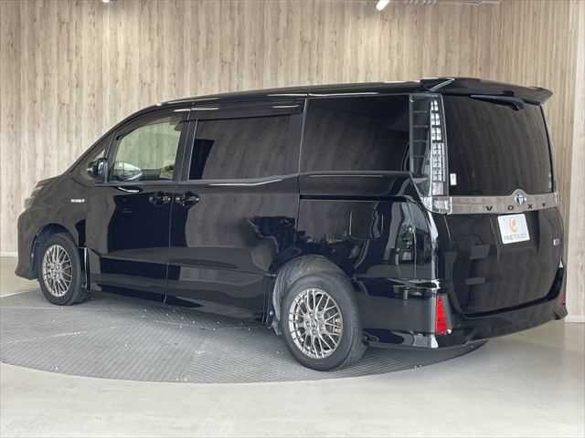 TOYOTA VOXY HYBRID 2016