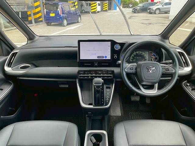 TOYOTA NOAH HYBRID 2022