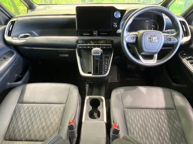 TOYOTA NOAH HYBRID 2022