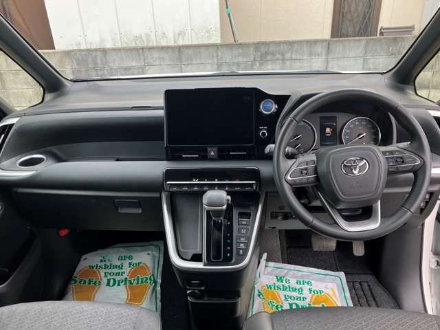 TOYOTA VOXY HYBRID 2023