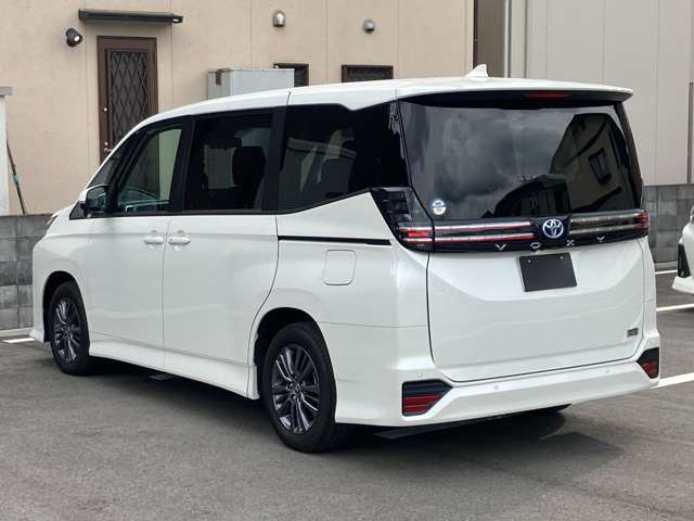 TOYOTA VOXY HYBRID 2023