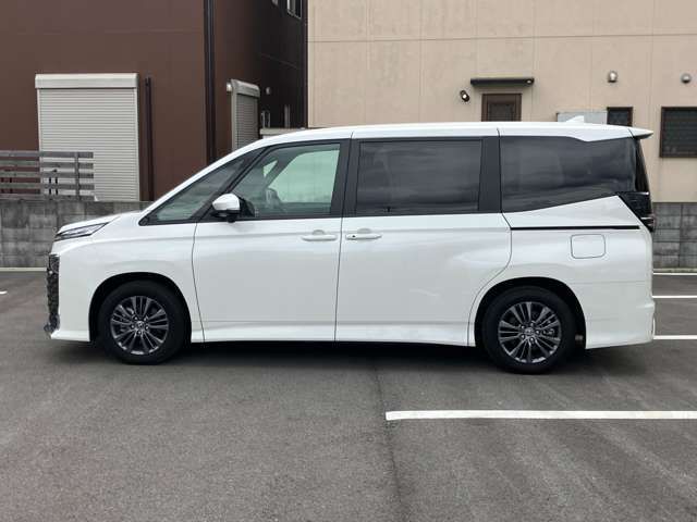 TOYOTA VOXY HYBRID 2023