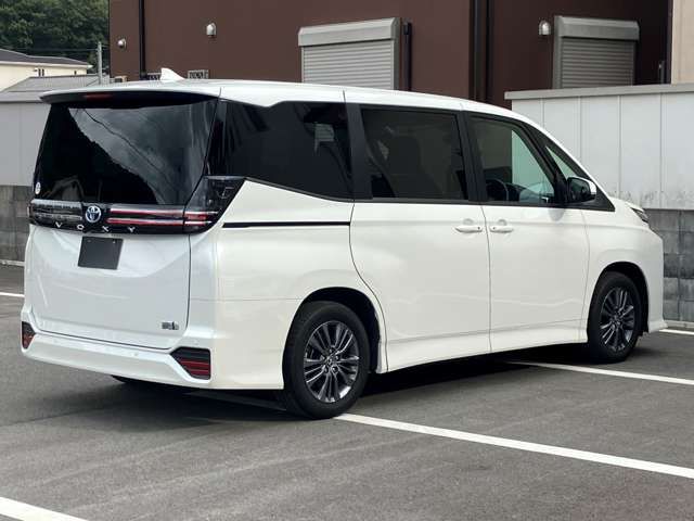 TOYOTA VOXY HYBRID 2023