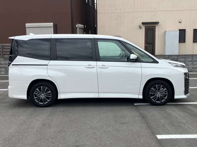 TOYOTA VOXY HYBRID 2023