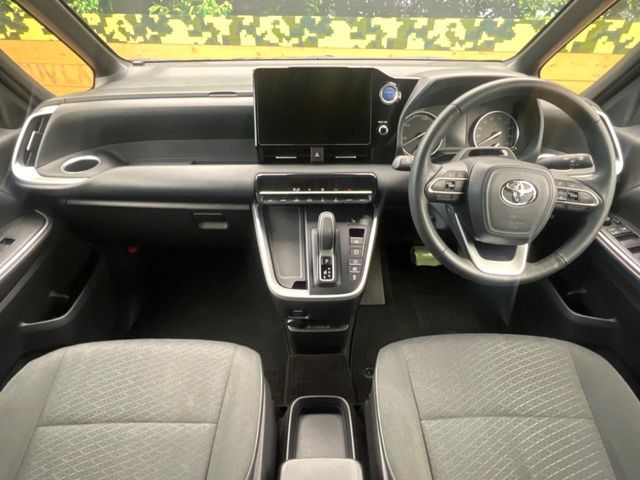 TOYOTA VOXY HYBRID 2022