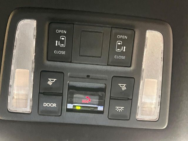 TOYOTA VOXY HYBRID 2022