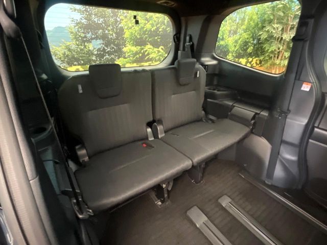 TOYOTA VOXY HYBRID 2022