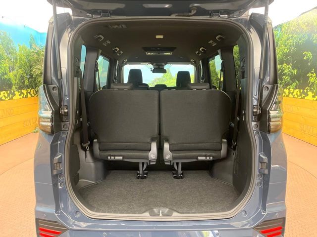 TOYOTA VOXY HYBRID 2022