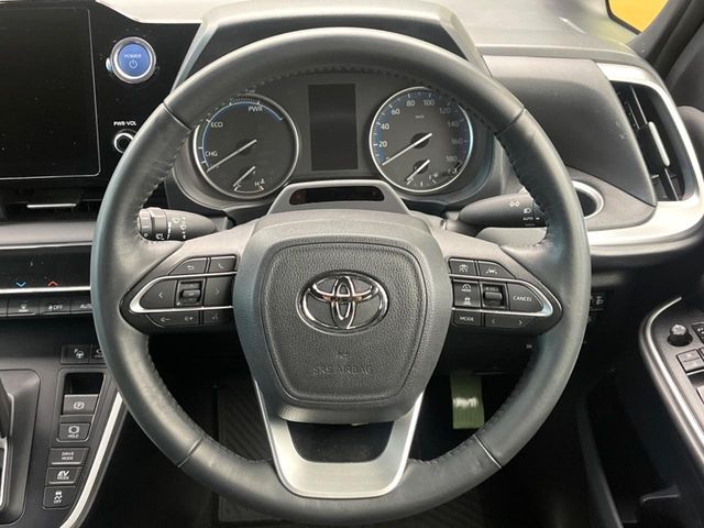 TOYOTA VOXY HYBRID 2022