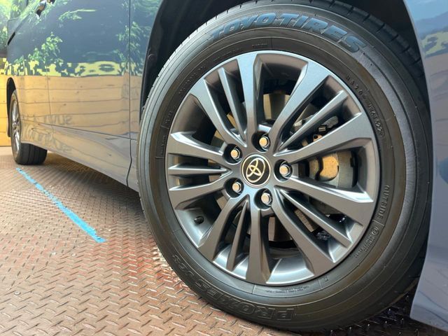 TOYOTA VOXY HYBRID 2022