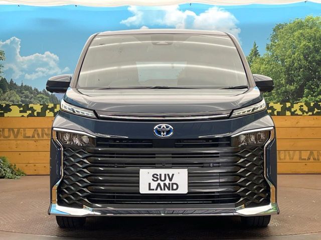 TOYOTA VOXY HYBRID 2022