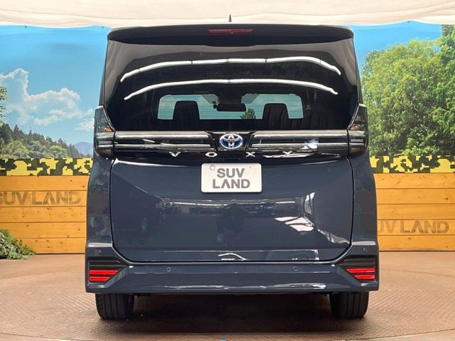 TOYOTA VOXY HYBRID 2022