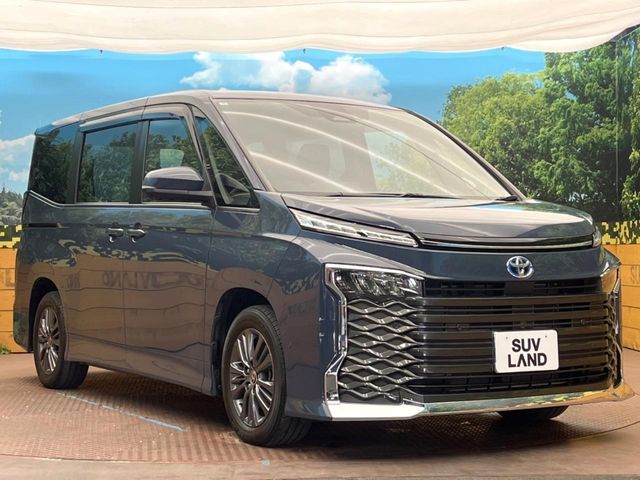 TOYOTA VOXY HYBRID 2022