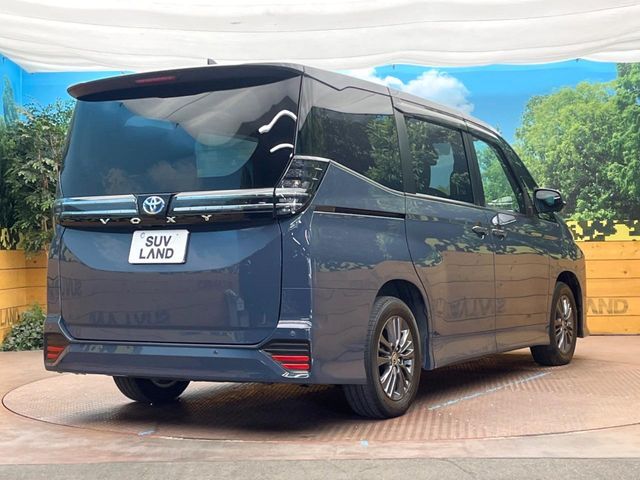 TOYOTA VOXY HYBRID 2022