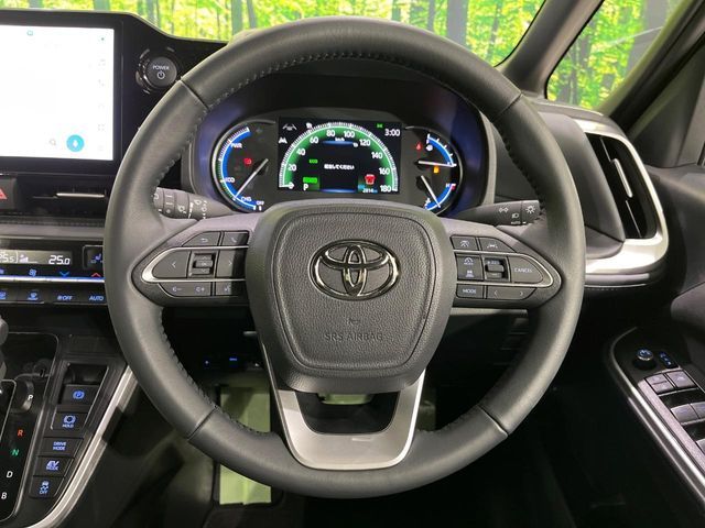 TOYOTA VOXY HYBRID 4WD 2024