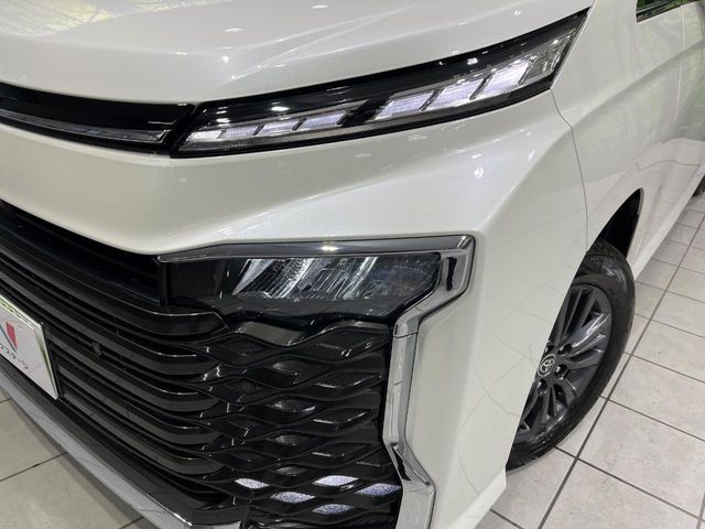 TOYOTA VOXY HYBRID 4WD 2024