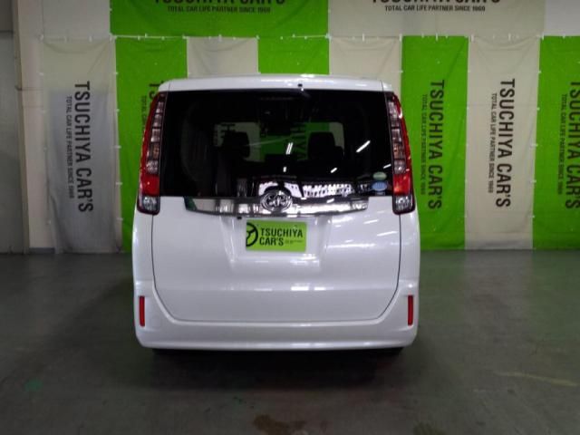 TOYOTA NOAH 2016