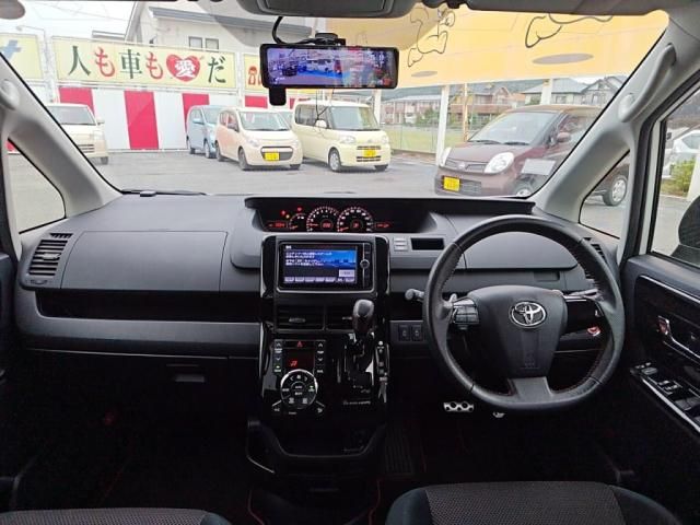 TOYOTA VOXY 2012