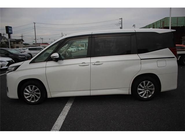 TOYOTA NOAH HYBRID 2022