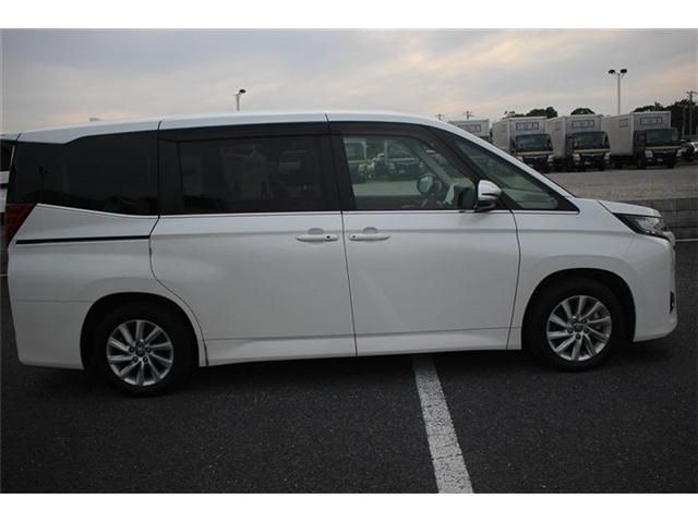 TOYOTA NOAH HYBRID 2022
