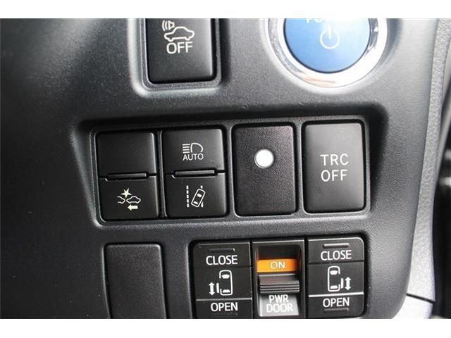 TOYOTA VOXY HYBRID 2017