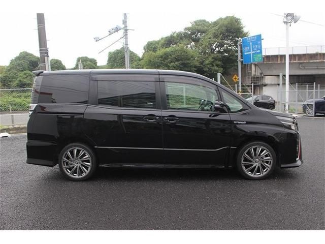 TOYOTA VOXY HYBRID 2017