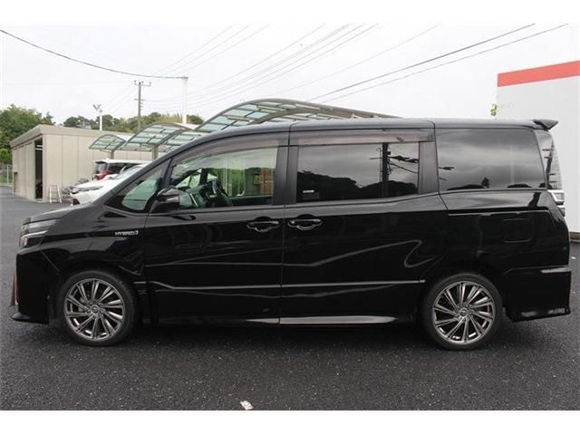 TOYOTA VOXY HYBRID 2017