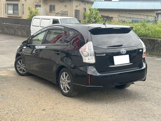 TOYOTA PRIUS Alpha 2012
