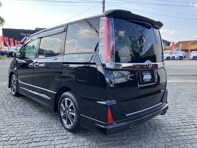 TOYOTA NOAH 2018