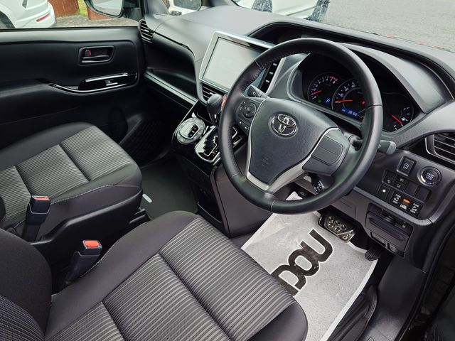 TOYOTA VOXY 2017