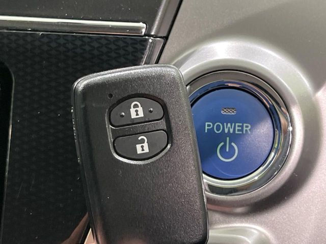 TOYOTA PRIUS Alpha 2015