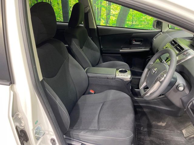 TOYOTA PRIUS Alpha 2015