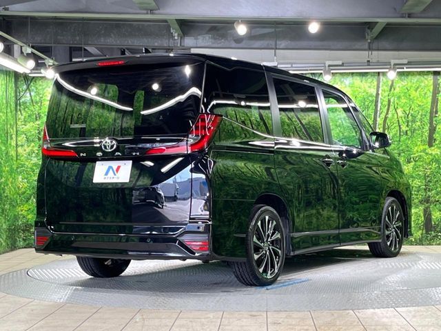 TOYOTA NOAH 2022
