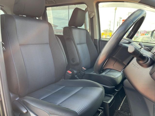 TOYOTA VOXY HYBRID 2017