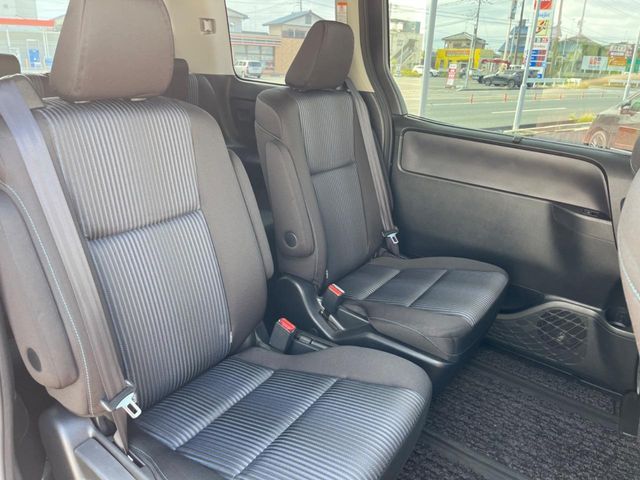 TOYOTA VOXY HYBRID 2017