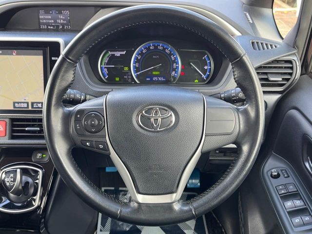TOYOTA VOXY HYBRID 2017