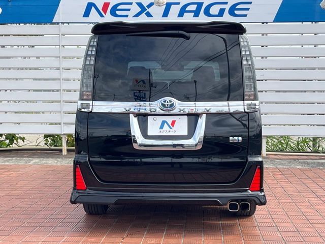 TOYOTA VOXY HYBRID 2017