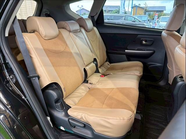 TOYOTA PRIUS Alpha 2015