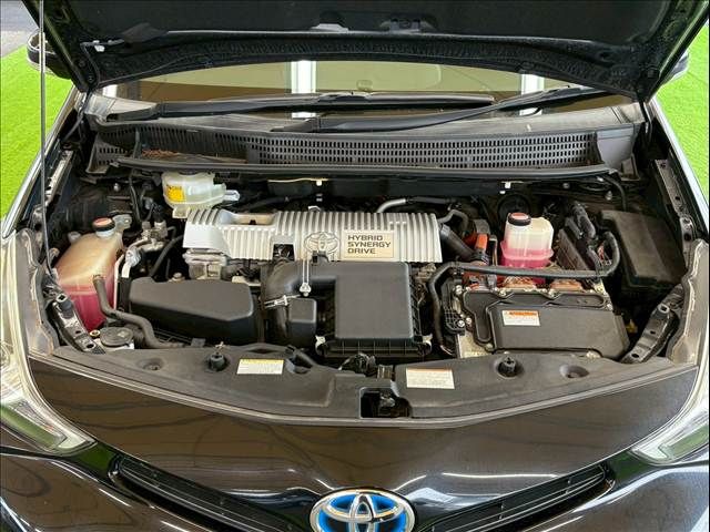 TOYOTA PRIUS Alpha 2015